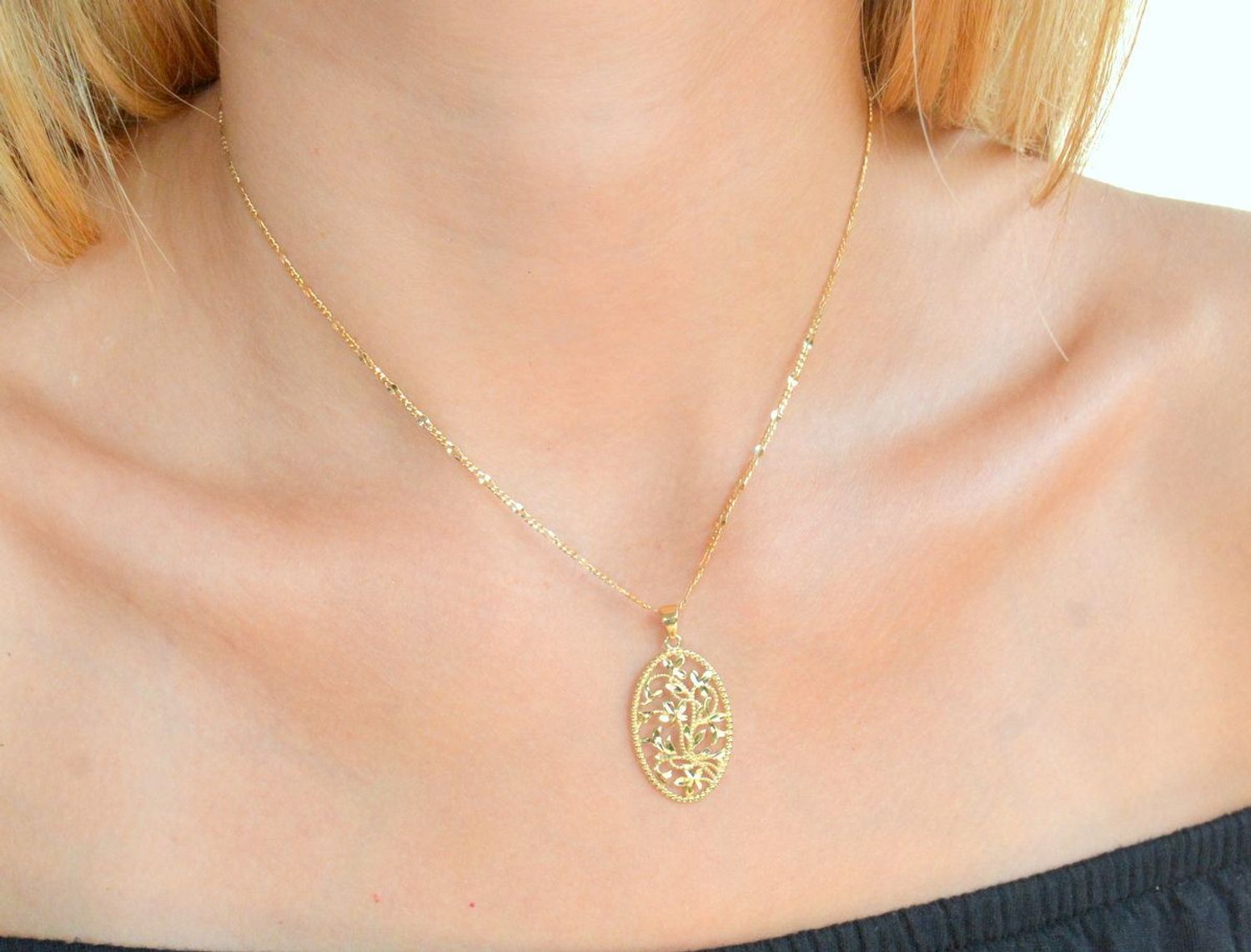 Złota zawieszka 375 owalna z ozdobnym motywem kwiatów ZA 5935 375. Złota zawieszka 375. Złoty wisiorek owalna. Złota zawieszka damska. Zawieszka damska  próby 375. Złota zawieszka na prezent..jpg